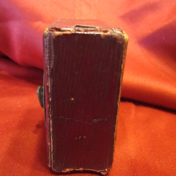 UNIQUE VTG CLOCK IN SQUARE LEATHER BOX, WIND-UP - Picture 4 of 6